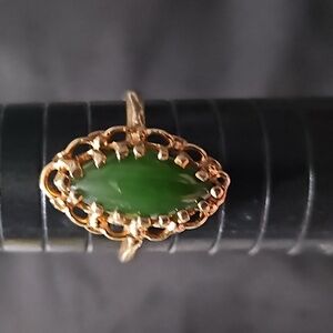 Beautiful vintage Jade and 10 karat gold ring. Size 7